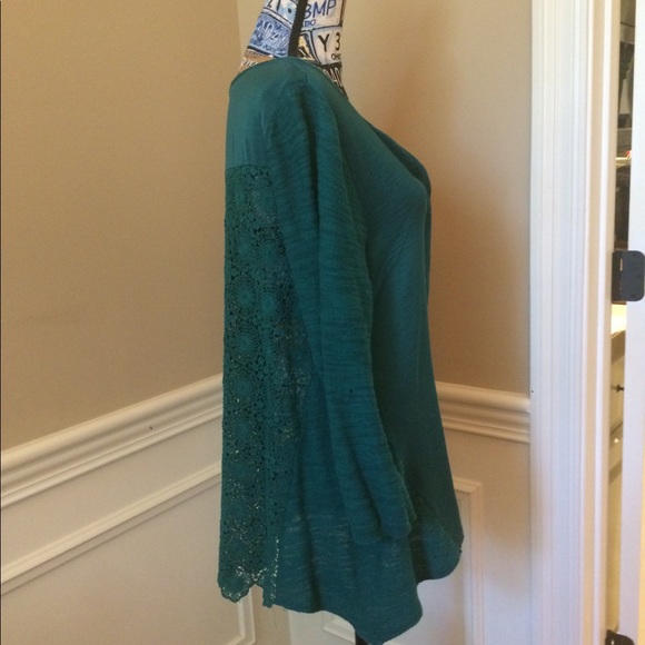 Green long sleeved top w/crocheted back. SEXY! - Picture 3 of 3